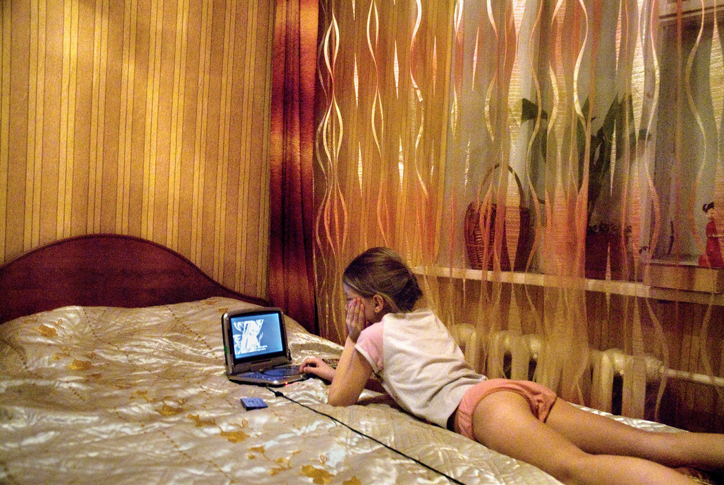 Молодая смуглянка решилась на любительский стриптиз и разделась возле вебкамеры