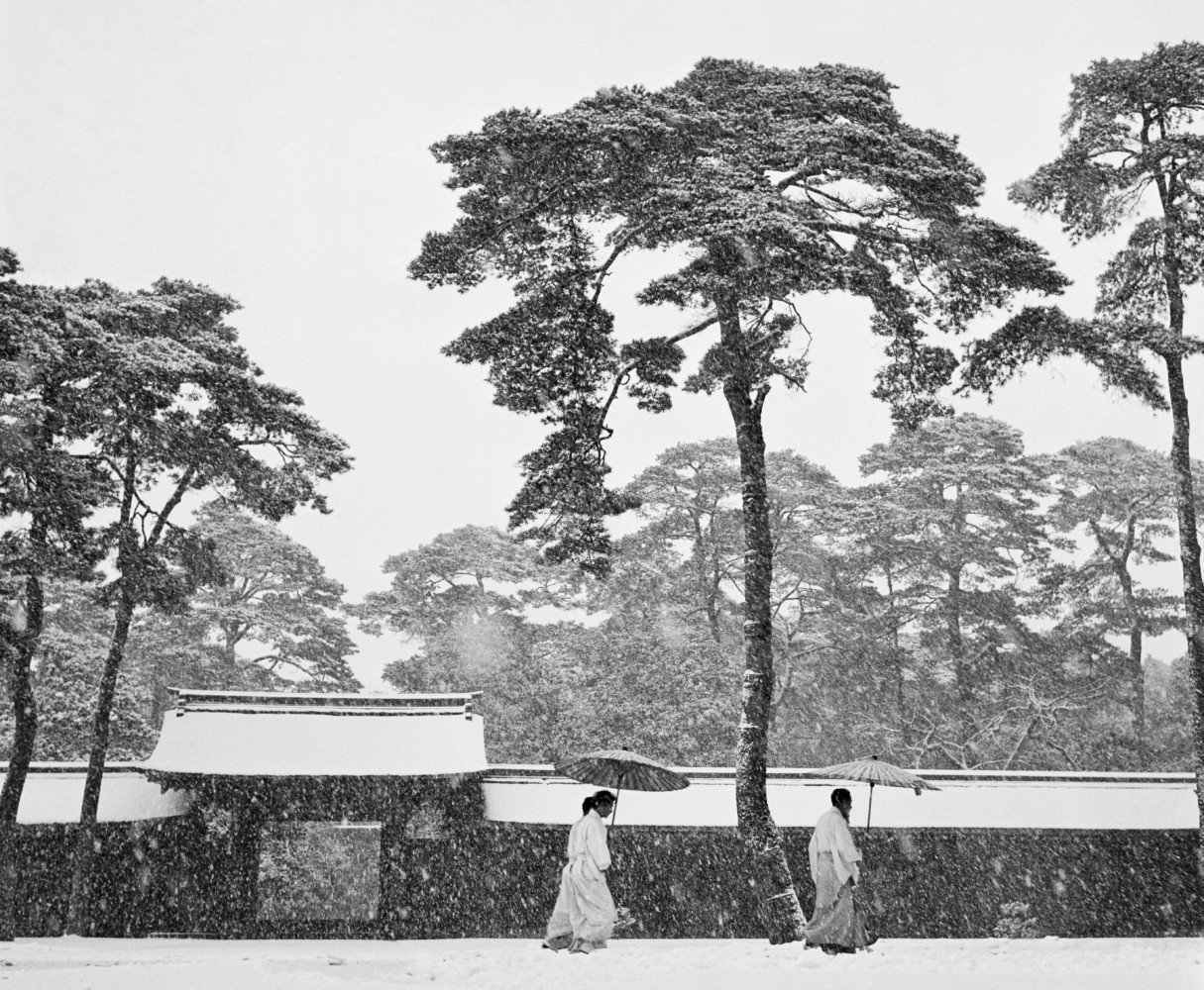 Werner Bischof- Courtyard of the Meiji Shrine- Tokio-1951 Fotografia di Werner Bischof scattata a Tokio nel 1951 rappresenta due persone con abito tipici giapponesi e ombrelli,in un cortile che camminano sotto la neve
