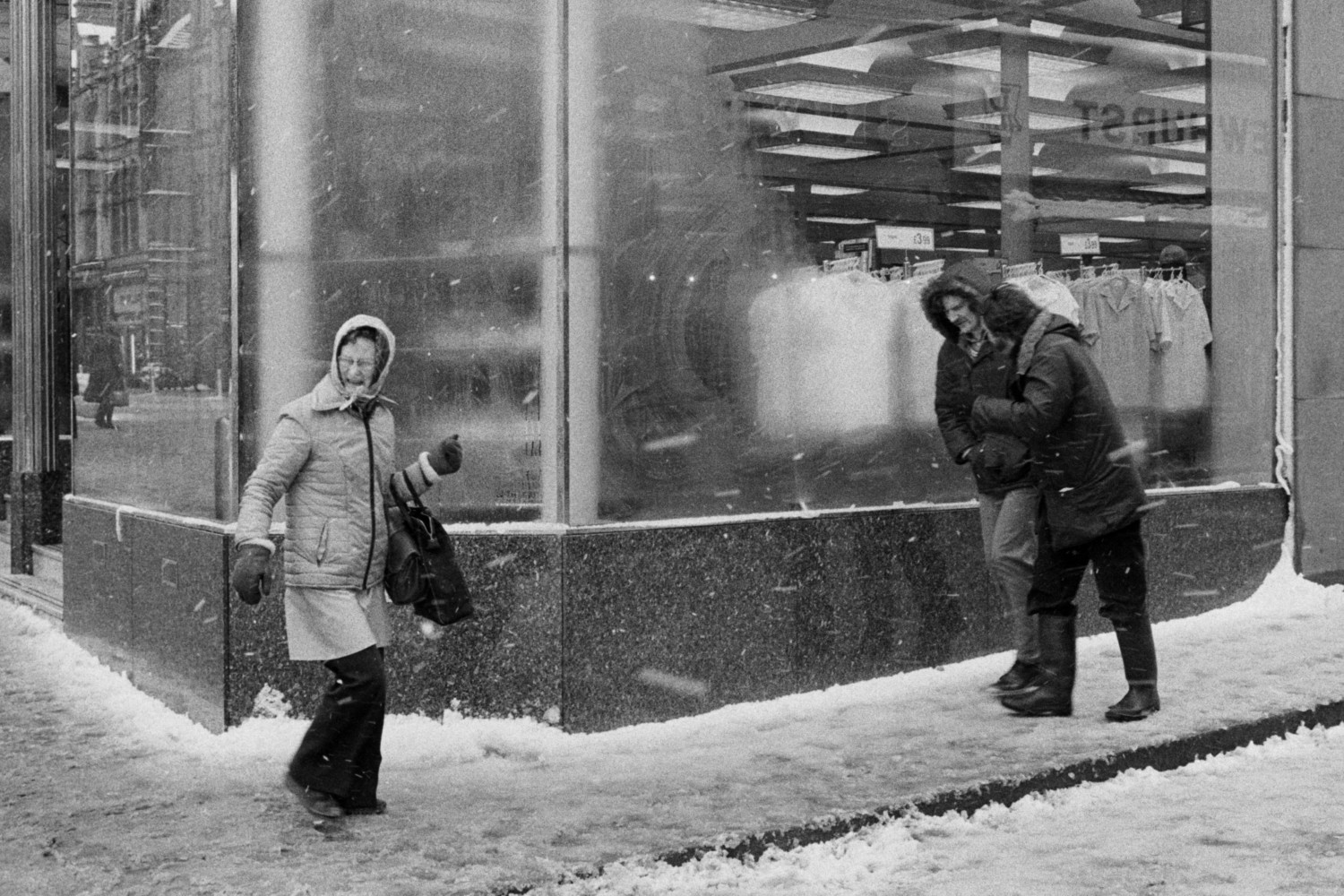 Get caught in bad weather. Старый Магнум зимой. Winter Magnum photos.